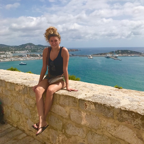 Meet your Posher, Kenzie - Picture 1 of 1